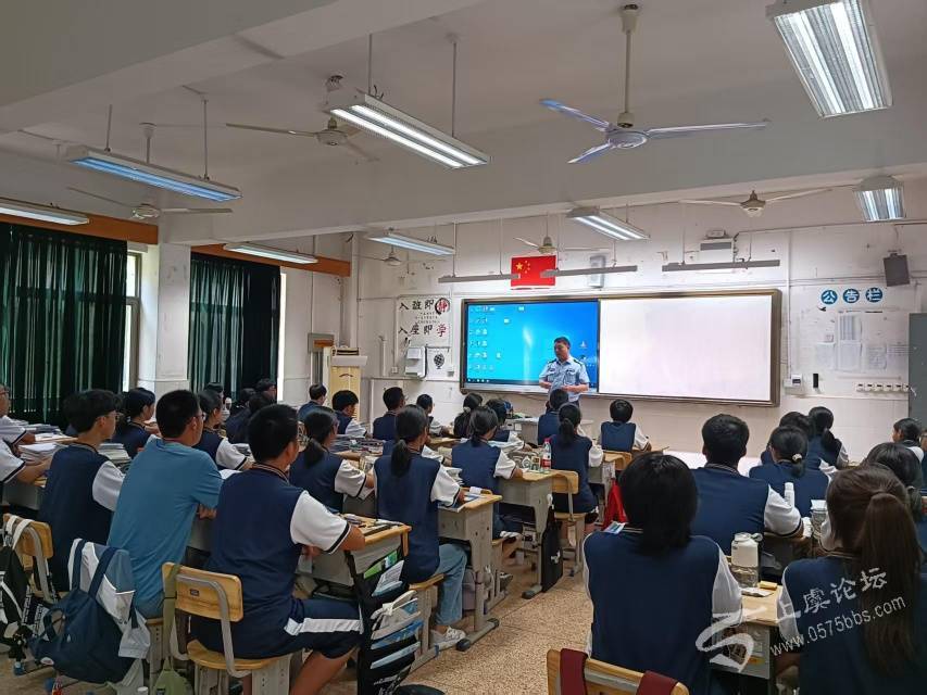 曹娥派出所在上虞中学对学生开展“打谣”整治专项宣传